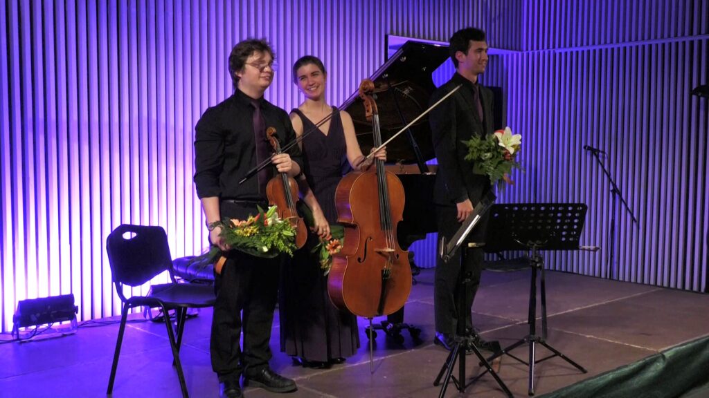 El Trio Defilló al primer cicle de Joventuts Musicals a Tortosa amb un viatge sonor històric Músics del Trio Defilló amb els seus instruments després del concert a Tortosa, Baix Ebre.