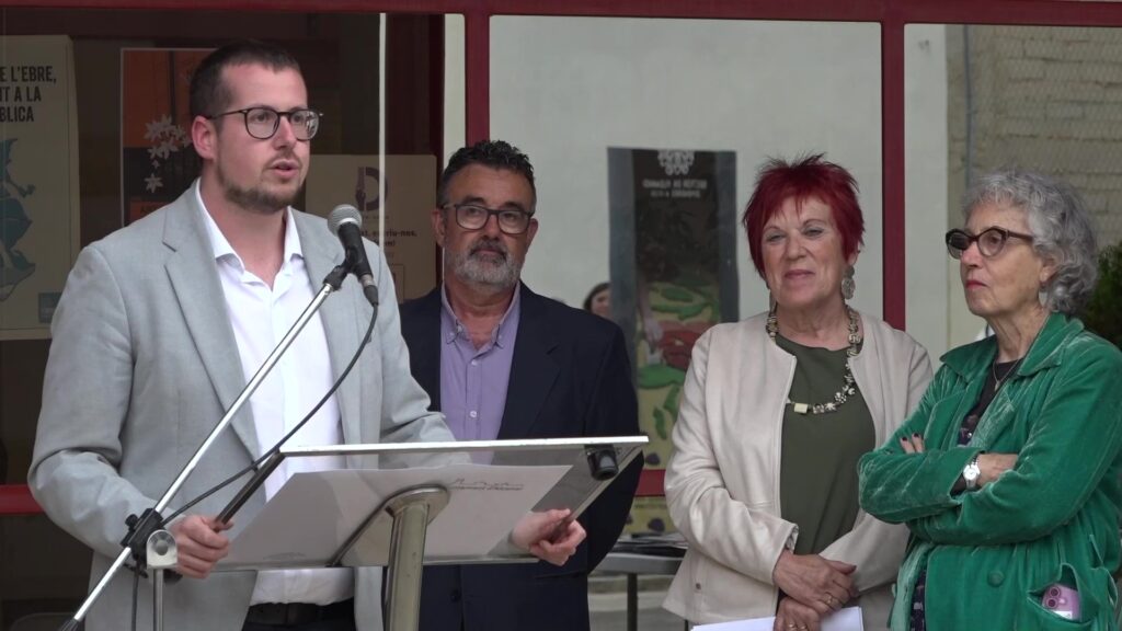 Representants de l'Ajuntament d'Alcanar i l'organització durant la inauguració de la Mostra d'Art i Flors a les Terres de l'Ebre.