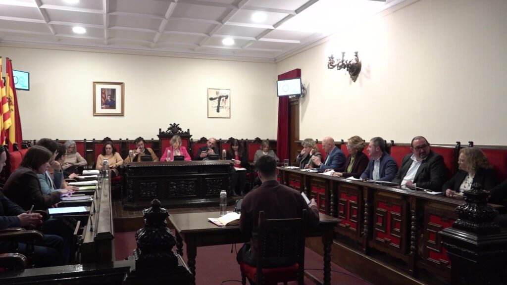 Sessió plenària de l'ajuntament de Tortosa amb els regidors debatent l'ampliació del campus universitari.