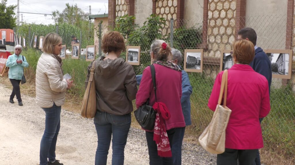Campredó reivindica el futur de l’estació davant del bloqueig en les negociacions amb Adif Grup de veïns de Campredó mirant una exposició fotogràfica a l'exterior de l'antiga estació de ferrocarril.