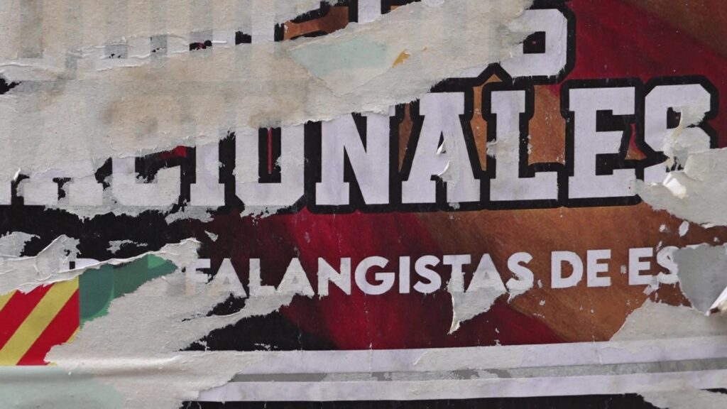 Cartell de la Falange estripat en una cartellera pública de Tortosa, Baix Ebre.