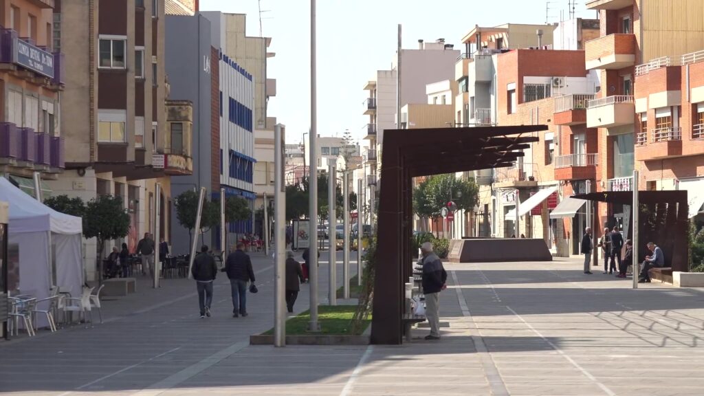 Adam Tomàs, alcalde d'Amposta, atenent els mitjans de comunicació al carrer a les Terres de l'Ebre.