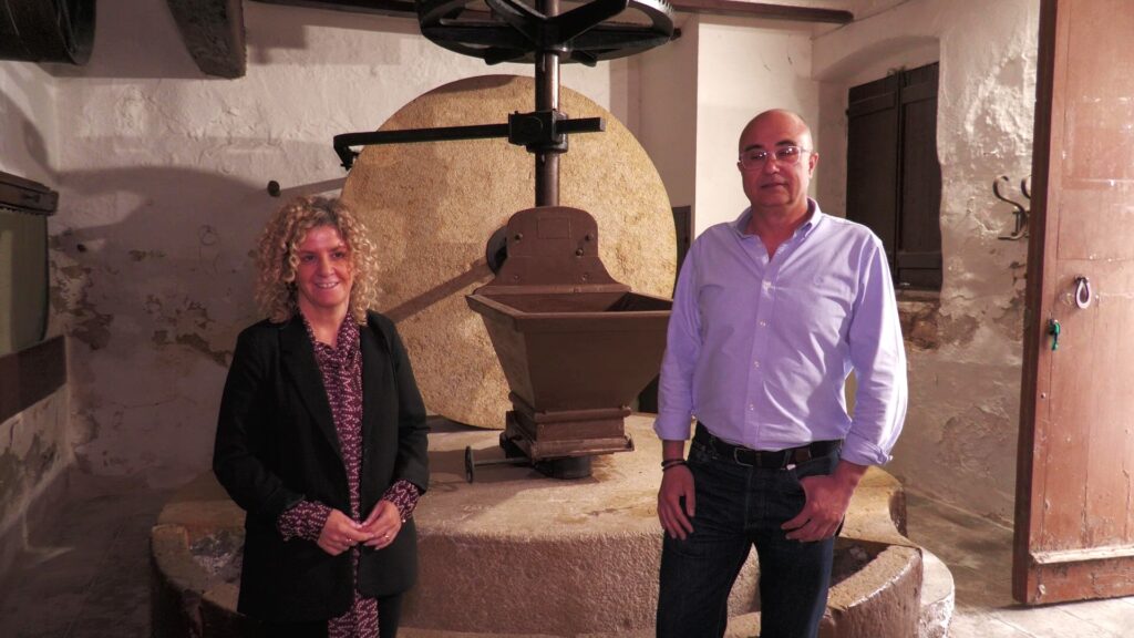 Meritxell Roigé i Víctor Ferrando a l'interior del molí de Pataques a Jesús, Tortosa.