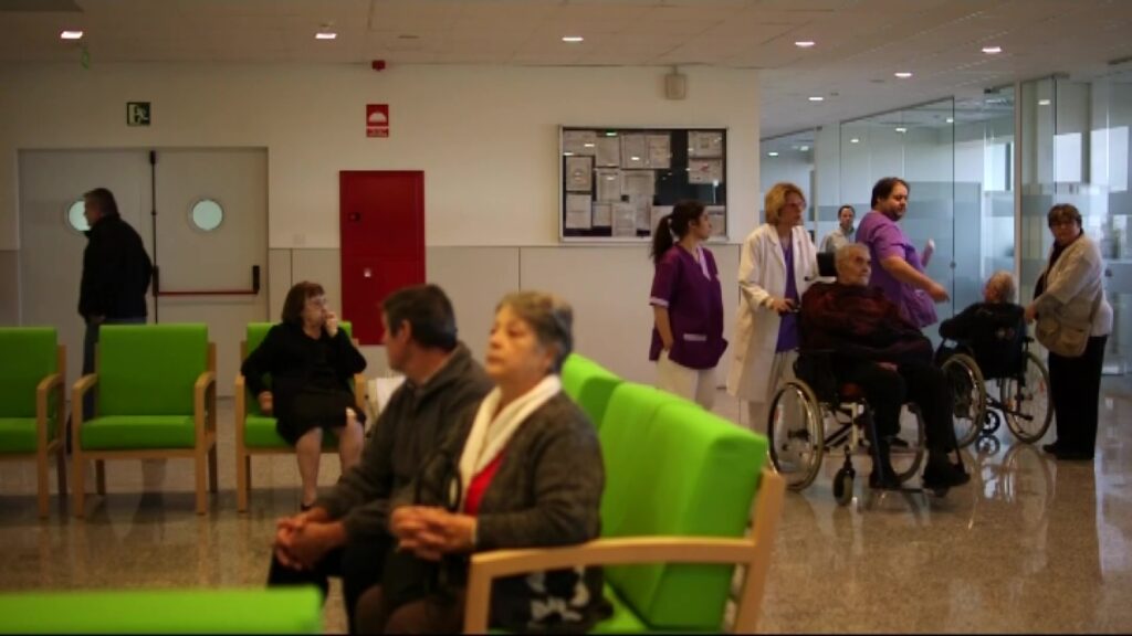 Gent gran a la sala d'espera d'un centre sanitari a les Terres de l'Ebre.