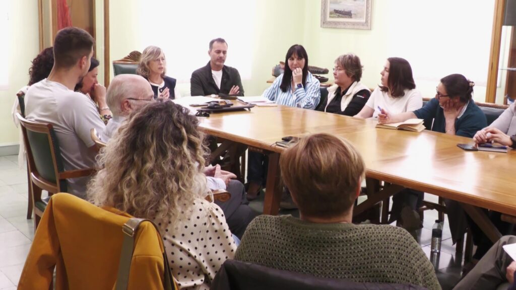 Reunió de la Taula de Comerç de Tortosa amb representants municipals i empresarials a l'Ajuntament.