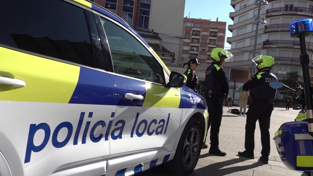Patrulla de la Policia Local d'Amposta en un servei de vigilància al carrer.