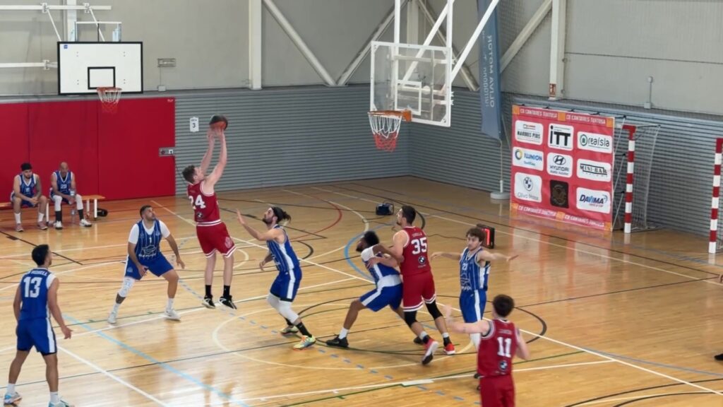 Jugadors del CB Cantaires Tortosa en una acció de joc al pavelló de Ferreries, Tortosa, Baix Ebre.
