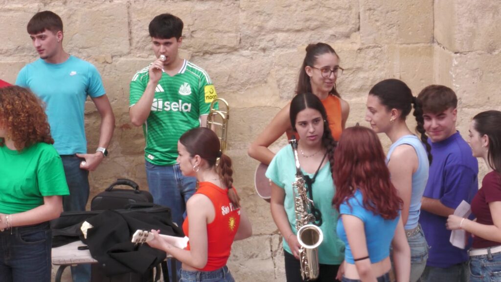 Alumnat dels instituts de Tortosa preparant una actuació musical i de dansa a la Plaça de l’Absis, Terres de l'Ebre.
