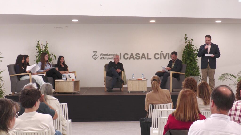 Màrius Serra durant la presentació literària al Casal Cívic d'Amposta, Terres de l'Ebre.