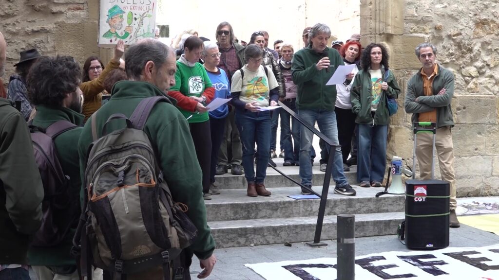 Vuit entitats mediambientals reclamen «transparència» en la tria de la nova direcció del PN dels Ports Representants d'entitats mediambientals de les Terres de l'Ebre llegint un manifest en defensa del Parc Natural dels Ports.