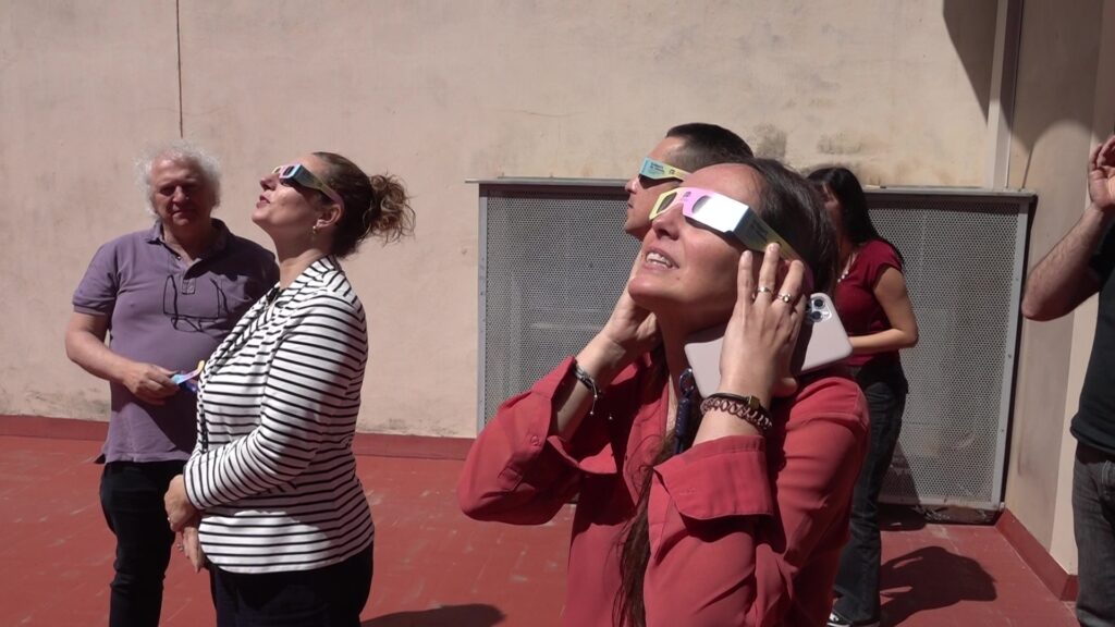 Assistents a la jornada formativa de la URV a Tortosa provant ulleres homologades per a observar l'eclipsi solar.