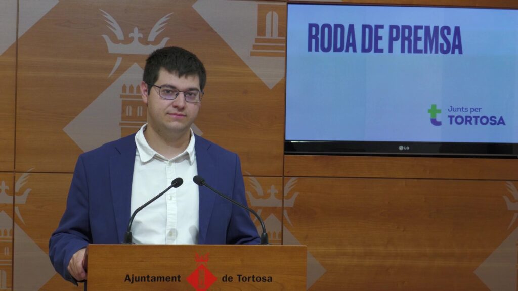 El regidor de Junts per Tortosa Òscar Ologaray durant una roda de premsa a l'Ajuntament de Tortosa, Baix Ebre.