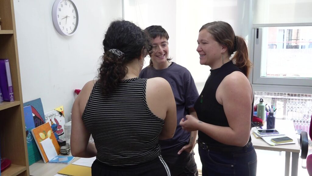 Voluntàries conversen en una oficina de Tortosa sobre els tràmits de regularització.