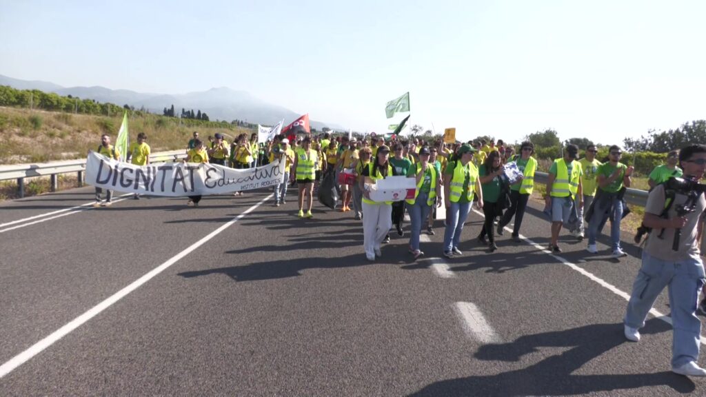 Manifestació de docents de les Terres de l'Ebre i el País Valencià tallant la carretera N-340 entre Alcanar i Vinaròs durant la vaga educativa.
