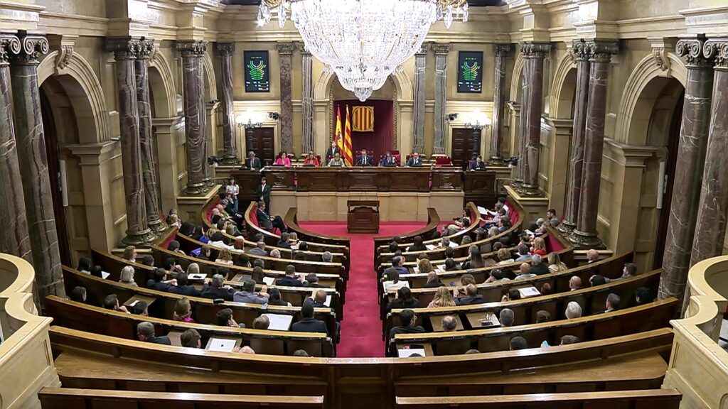 Sessió de votació de la moció de mobilitat ferroviària de les Terres de l'Ebre a l'hemicicle del Parlament de Catalunya a Barcelona.