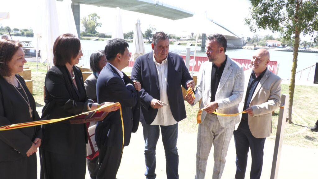 Inauguració i tallada de cinta de la fira Mescla al Parc Fluvial del Delta de Deltebre, al costat del riu Ebre.