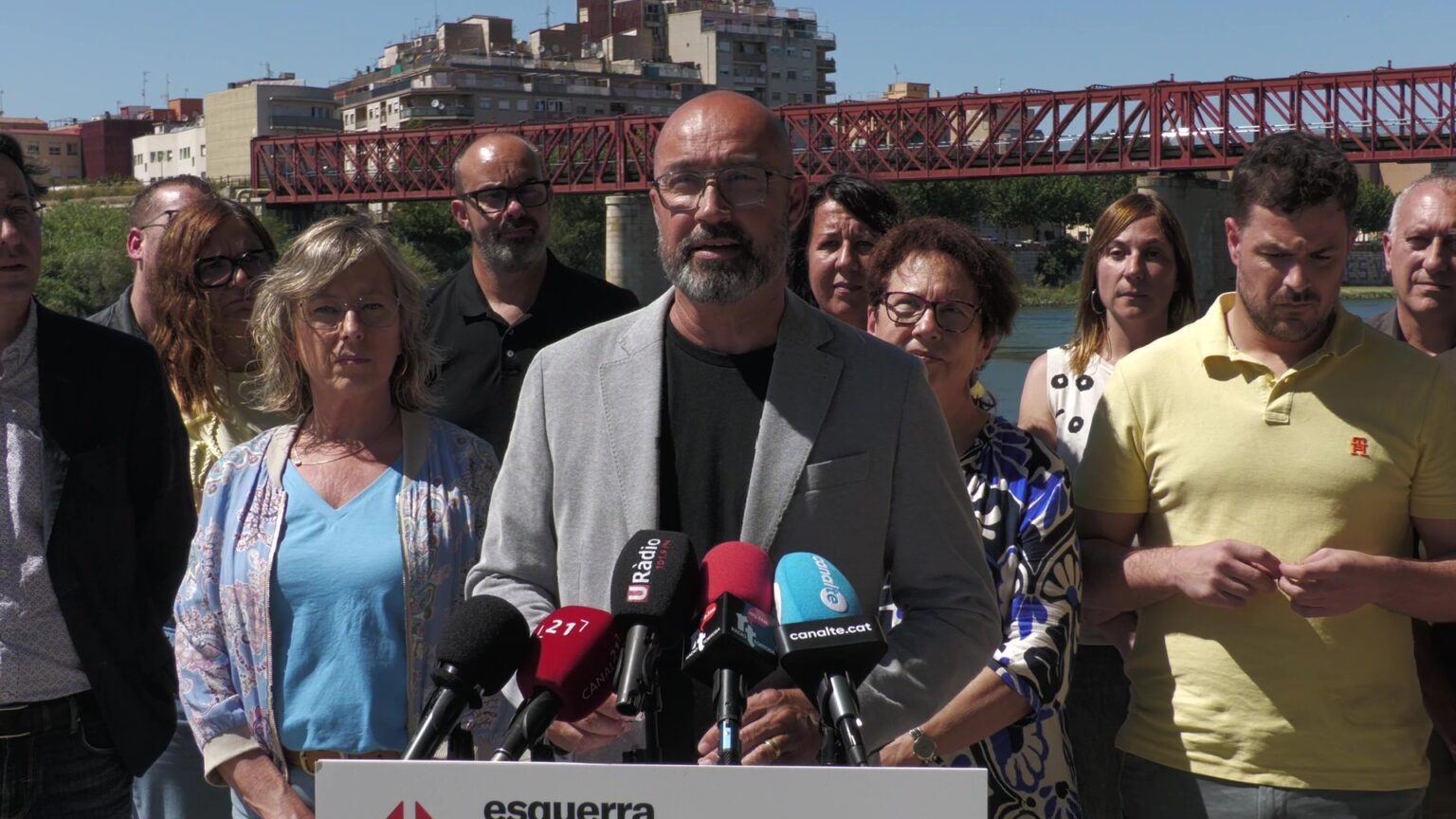 Roda de premsa d'Esquerra Republicana a Tortosa amb Albert Salvadó i representants de les Terres de l'Ebre davant del pont roig ferroviari.