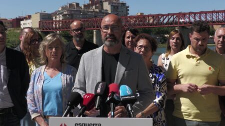 Roda de premsa d'Esquerra Republicana a Tortosa amb Albert Salvadó i representants de les Terres de l'Ebre davant del pont roig ferroviari.