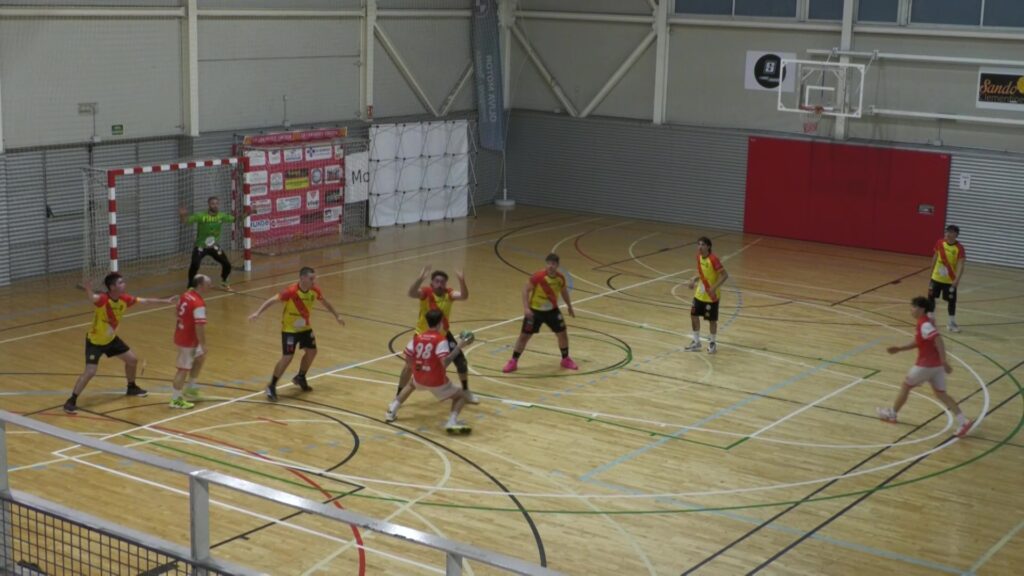 Jugadors d'handbol del CE Tortosa durant un partit al pavelló municipal de Tortosa, Baix Ebre.