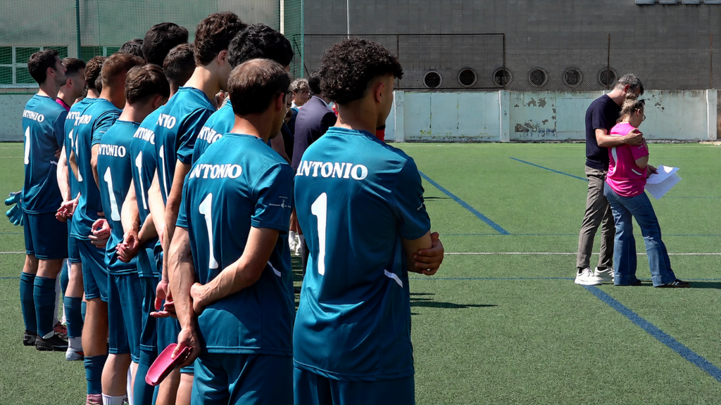 El record i l’homenatge del bomber Antonio Serrano omplin d’emoció l’estadi Josep Otero Jugadors de futbol en línia d'esquena mostrant el nom d'Antonio i el dorsal número 1.