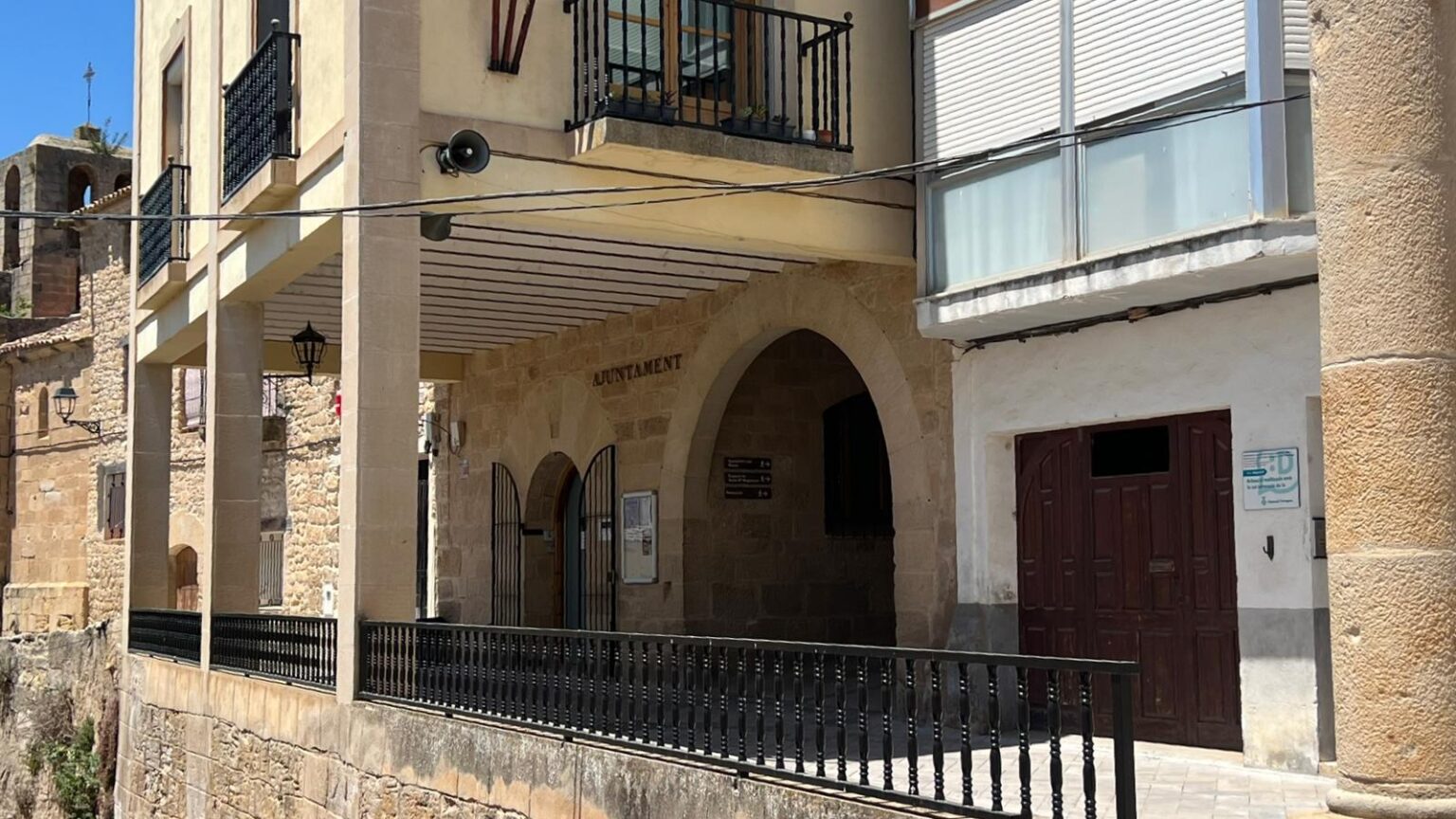 Façana de l'Ajuntament de Caseres a la Terra Alta connectat a la xarxa de fibra òptica.