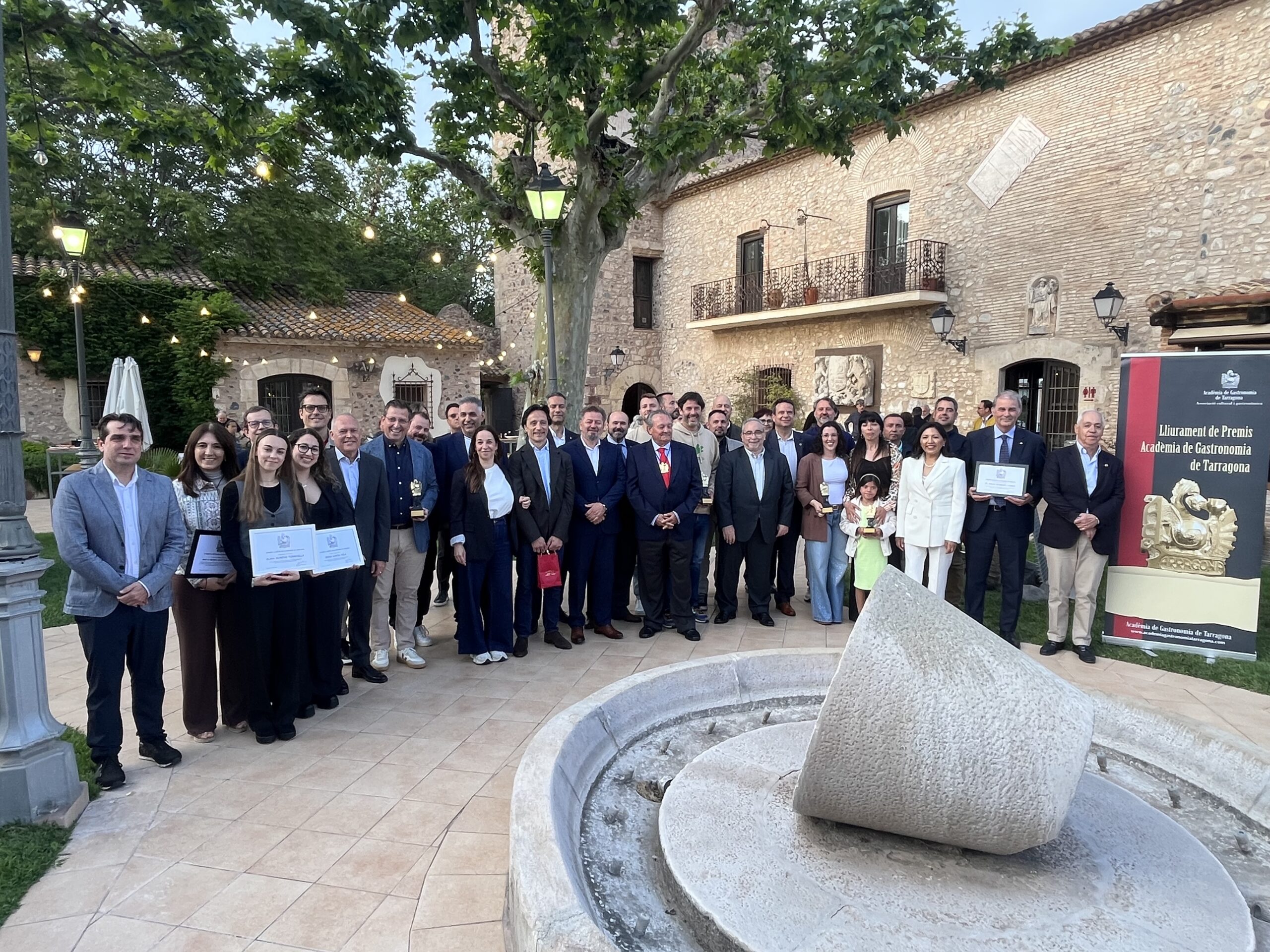 Imatge conjunta de tots els guardonats als onzens premis de l'Acadèmia de Gastronomia de Tarragona.