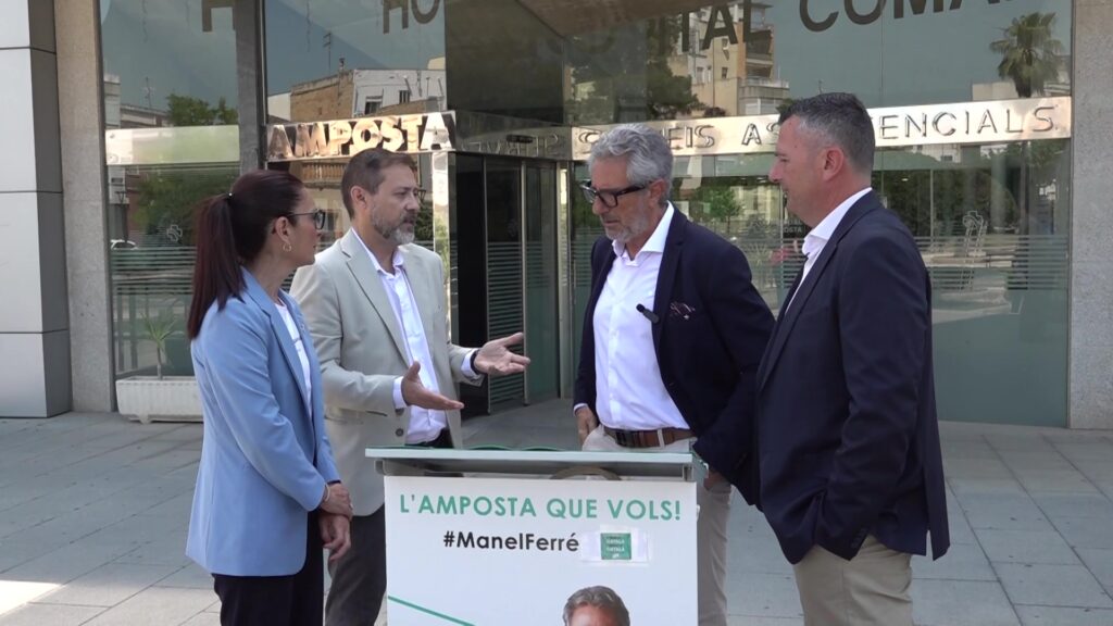 Membres de Junts per Amposta en roda de premsa davant de l'Hospital Comarcal al Montsià.