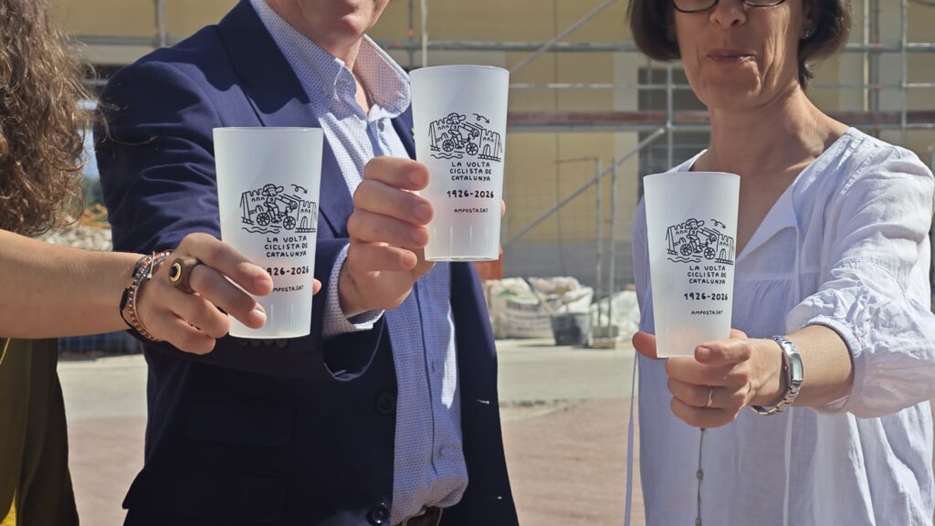 Amposta arrenca la XVIII Festa del Mercat a la Plaça amb l’esport com a protagonista i més de 110 activitats Representants de l'Ajuntament d'Amposta brindant amb gots commemoratius de la Volta Ciclista a Catalunya 1926-2026 durant la Festa del Mercat a la Plaça.