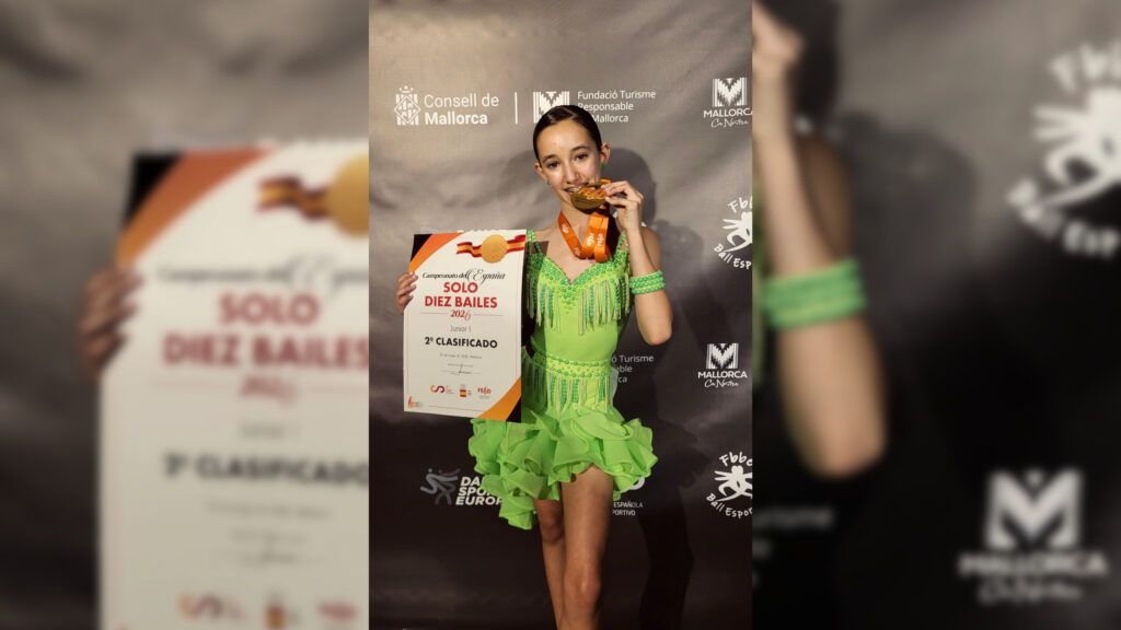 La ballarina Cinta Talarn Cuevas amb la medalla d'or i el diploma de campiona d'Espanya de deu balls a Mallorca.