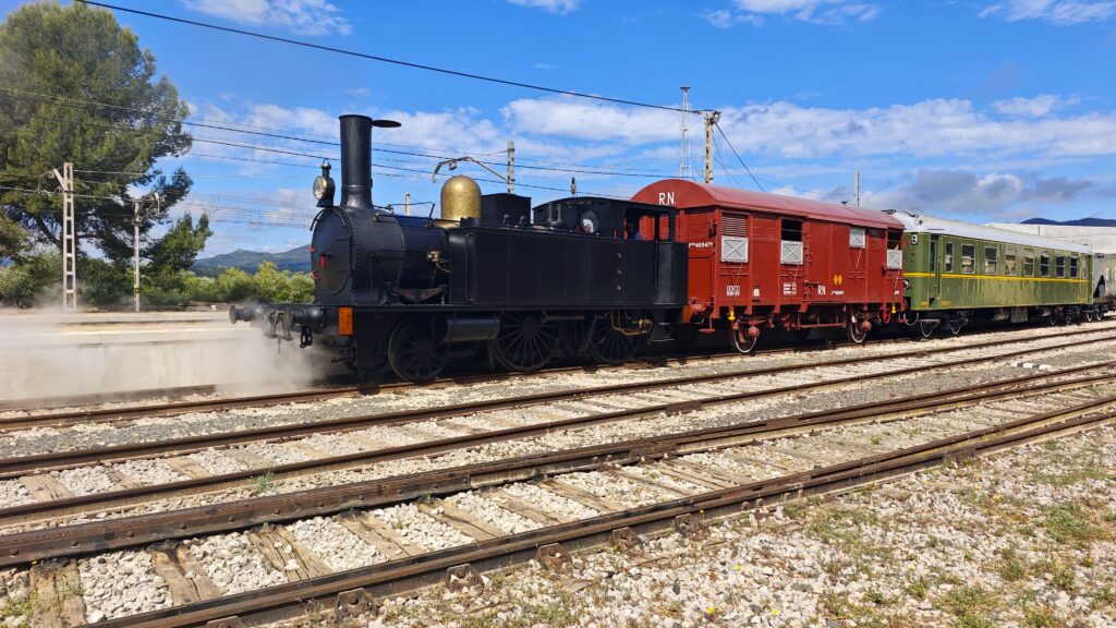 Locomotora de vapor i vagons històrics a les vies del Museu del Ferrocarril de Móra la Nova, Ribera d'Ebre.