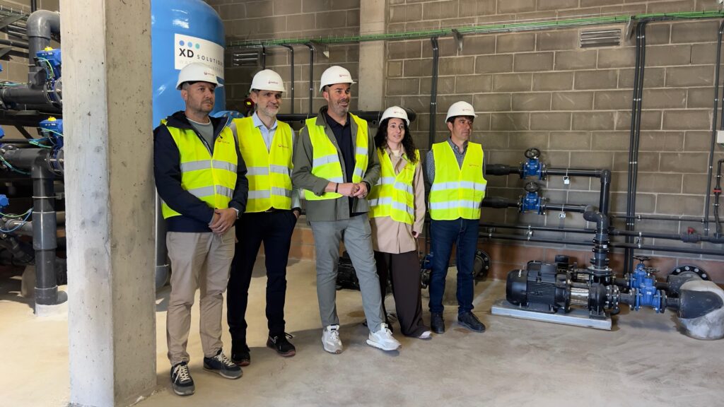 Representants de l'Ajuntament de Roquetes i Veolia visitant l'interior de la nova ETAP de Pilans a Roquetes, Baix Ebre.