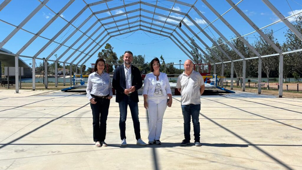 Presentació de la fira gastronòmica Mescla de Deltebre amb autoritats municipals al costat del riu Ebre.