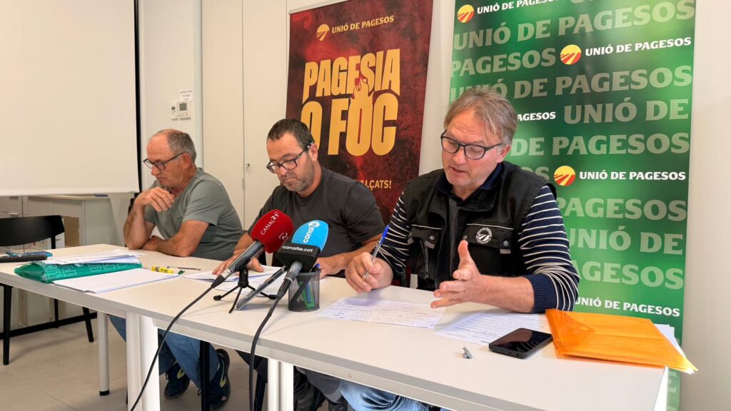 Representants d'Unió de Pagesos en roda de premsa a Tortosa per a valorar el pla de control de senglars a les Terres de l'Ebre.
