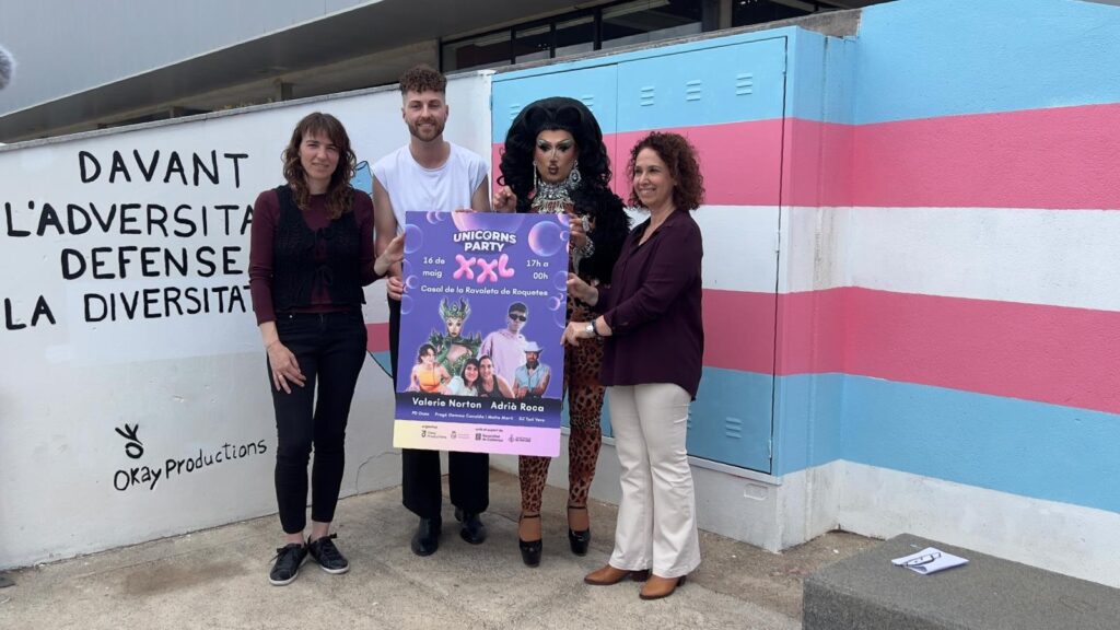 Presentació de la Unicorns Party XXL davant d'un mural de visibilitat trans a Roquetes, Baix Ebre.