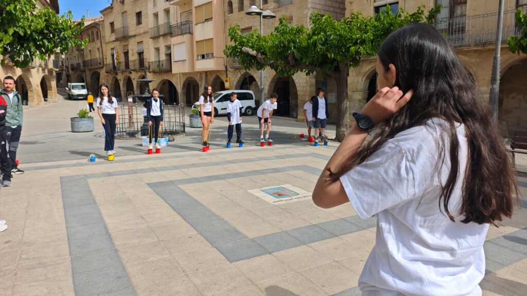 El Tradijoc reuneix alumnes de la Ribera, la Terra Alta i el Priorat en una jornada de jocs populars Alumnes de primer d'ESO jugant amb xanques de pot a la plaça de Catalunya de Batea durant el Tradijoc.