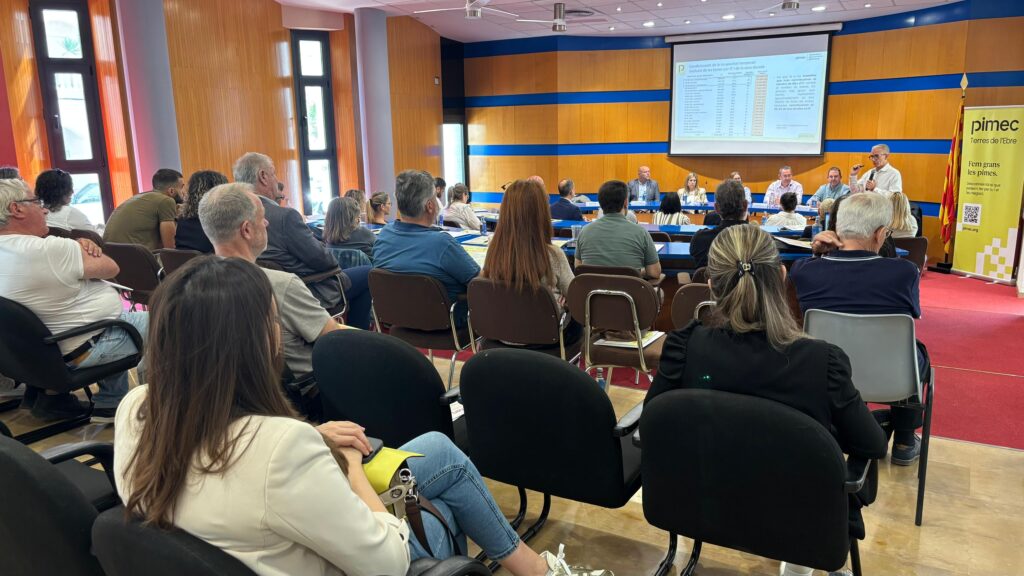 Presentació de l'estudi de PIMEC sobre baixes laborals a la sala de plens del Consell Comarcal del Montsià.