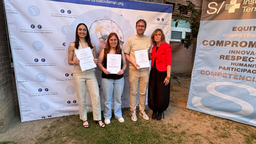 Acte de lliurament de les Beques Doctor Ferran 2026 amb els guardonats i la presidenta de la fundació a Tortosa, Baix Ebre