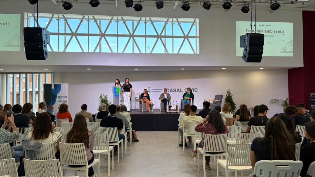 Debat sobre habitatge al Casal Cívic d'Amposta amb Natàlia Mas i alumnes de l'iTec a les Terres de l'Ebre