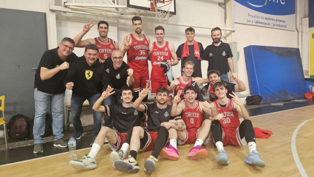El CB Cantaires certifica la segona plaça i somia amb l’ascens a Copa Catalunya Jugadors i cos tècnic del Club Bàsquet Cantaires Tortosa celebrant la segona posició sobre la pista del pavelló de l'Alt Penedès