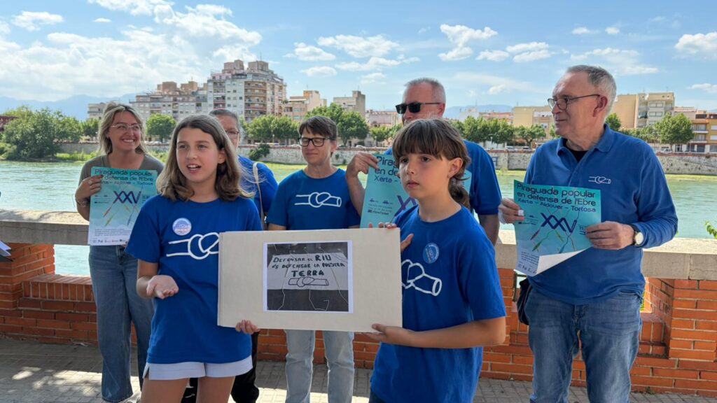 Presentació de la vint-i-cinquena Piraguada popular de la Plataforma en Defensa de l'Ebre a Tortosa amb representants del moviment i escolars