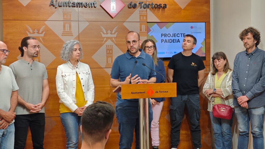 Presentació de les novetats i el balanç del projecte Paideia d'orientació juvenil a la sala de premsa de l'Ajuntament de Tortosa, al Baix Ebre.