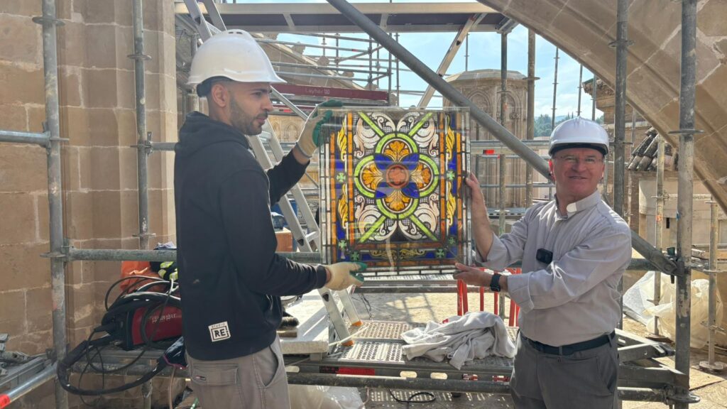 Els treballs de restauració dels vitralls històrics de la catedral de Tortosa encaren la seva recta final Un obrer i Víctor Cardona, degà del Capítol catedralici del Bisbat de Tortosa subjecten un vitrall gòtic restaurat en una bastida a la catedral de Tortosa, Baix Ebre.