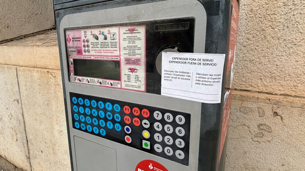 Màquina expenedora de la zona blava fora de servei a Tortosa