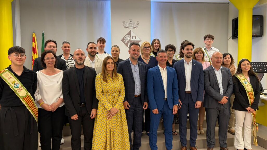 Foto de família de l'acte institucional del 49è aniversari de Deltebre amb l'alcalde Lluís Soler i el convidat d'honor Kilian Bertomeu al municipi del Baix Ebre, a les Terres de l'Ebre.