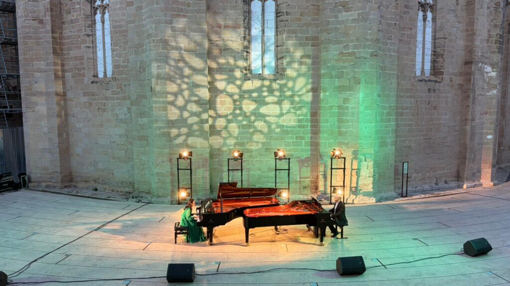 El Festival TOCA’M de Tortosa oferix quatre dies de piano al carrer en la seua cinquena edició Concert inaugural a dos pianos de la cinquena edició del Festival TOCA'M a la plaça de l'Absis de la Catedral de Tortosa, Baix Ebre.