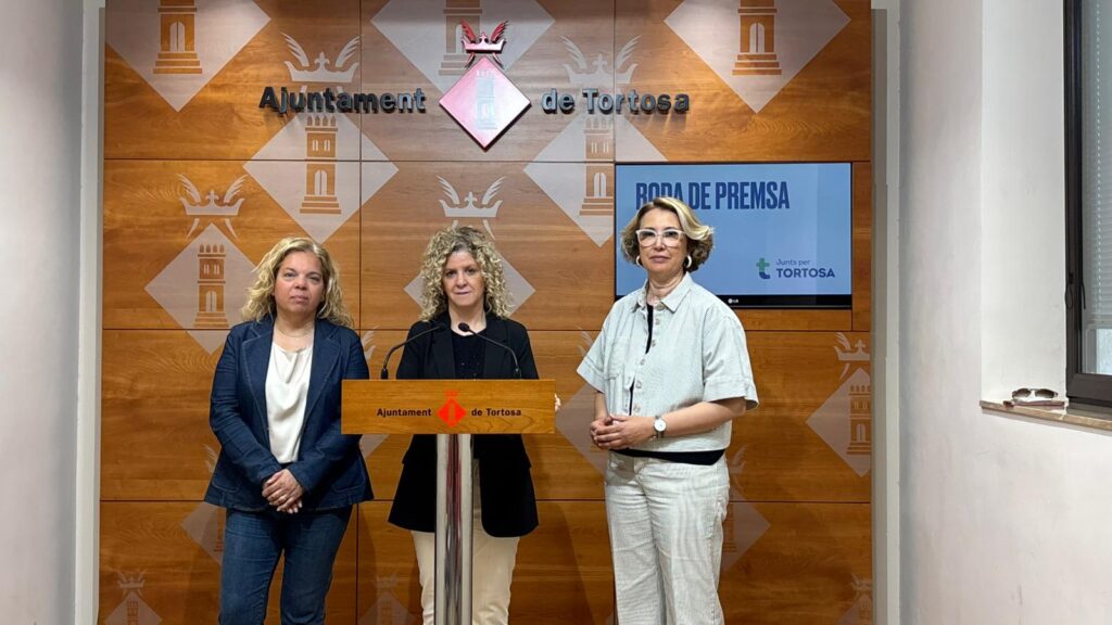 Roda de premsa de Junts per Tortosa a l'Ajuntament de Tortosa sobre la gestió de la Clínica Terres de l'Ebre i l'Hospital de Jesús.