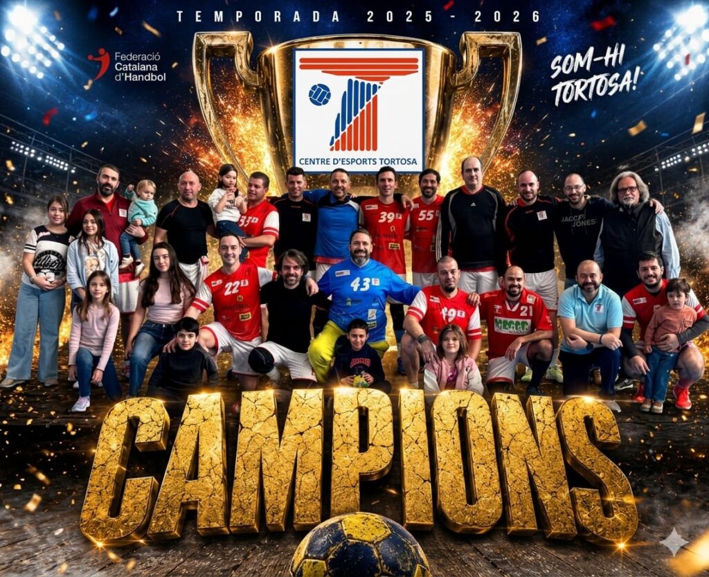 Equip de l'handbol Centre d'Esports Tortosa celebrant el títol de campions de lliga a les Terres de l'Ebre.