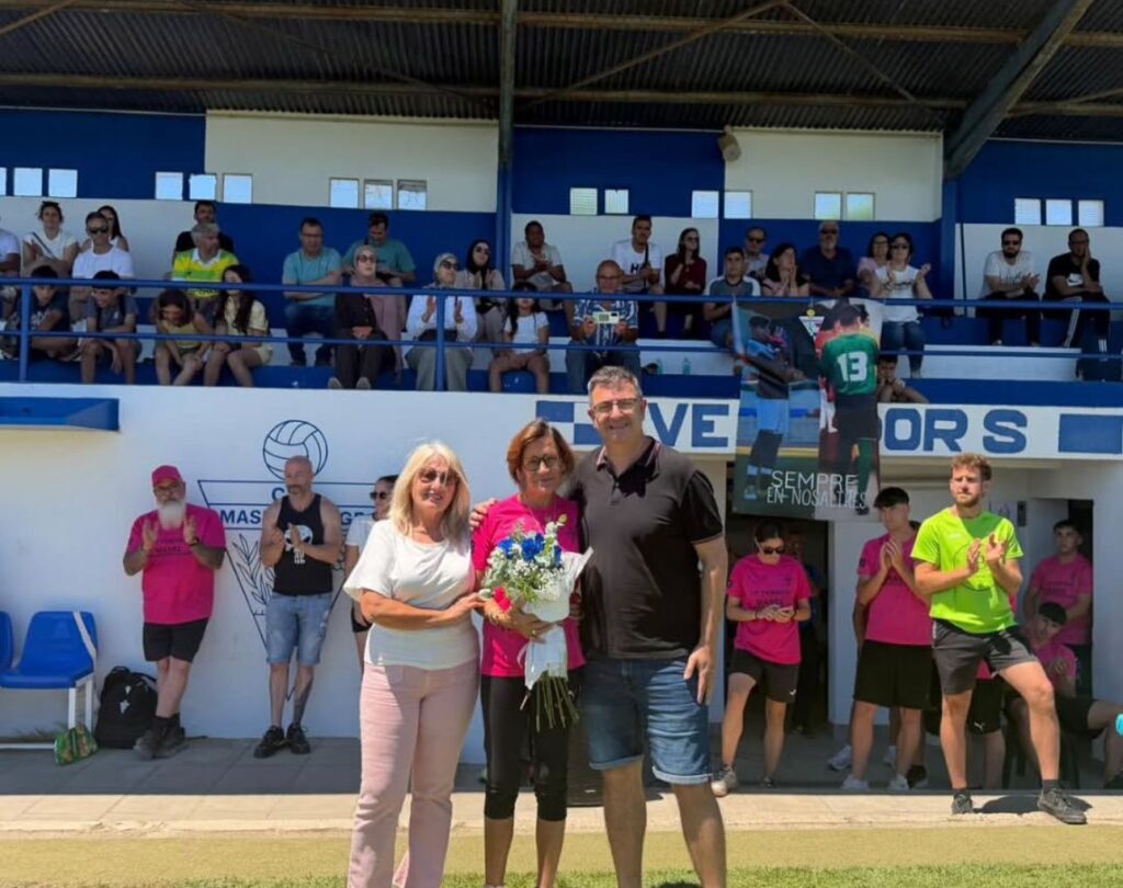 Moment del lliurament del ram de flors a Jannina, mare de Manel, davant de la grada de l'estadi durant la cloenda del torneig