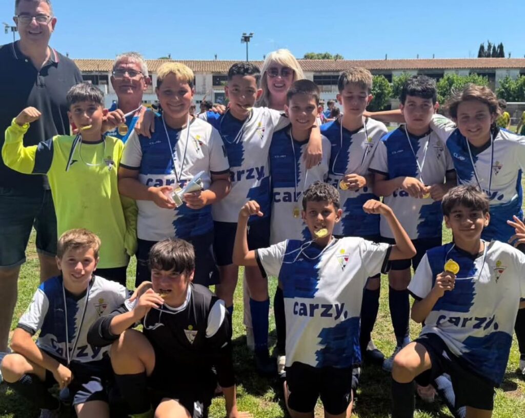 Els jugadors del CF Masdenverge celebren la posició al IV Memorial Manel Constantino Forné, mostrant les seues medalles i el trofeu aconseguit