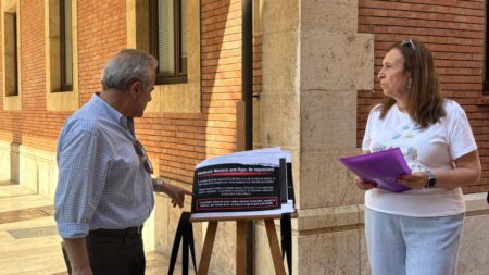 Chelo Cordero, presidenta de Corembe, i Joan Otero, secretari de l'entitat mostren un manifest per mantenir el monument en defensa de la Batalla de l'Ebre.